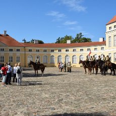 Ułani na pałacowym dziedzińcu