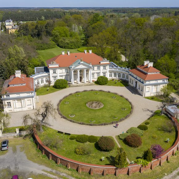 Park i pałac Muzeum Adama Mickiewicza w Śmiełowie ujęty z lotu ptaka.
