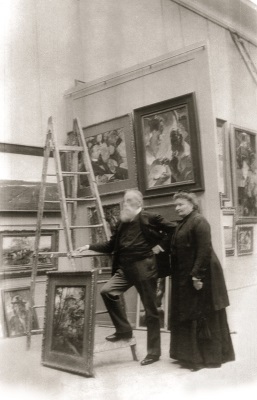 Foto: Edward Aleksander i Róża Raczyńscy podczas urządzania galerii około 1911.