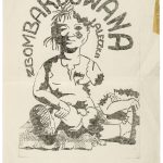 Graficzny plakat przedstawiający lalkę bez ręki. Ponad głową napis: "zbombardowana laleczka".