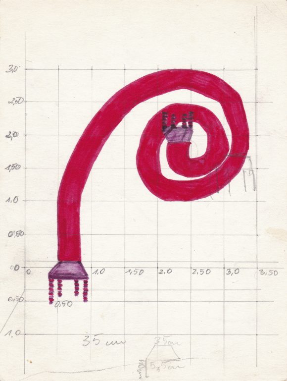 Kartka projektu z narysowanymi ołówkiem liniami pionowymi i poziomymi, w które wrysowana jest czerwonym ołówkiem serpentyna. Na obu końcach serpentyny narysowane są stoły.