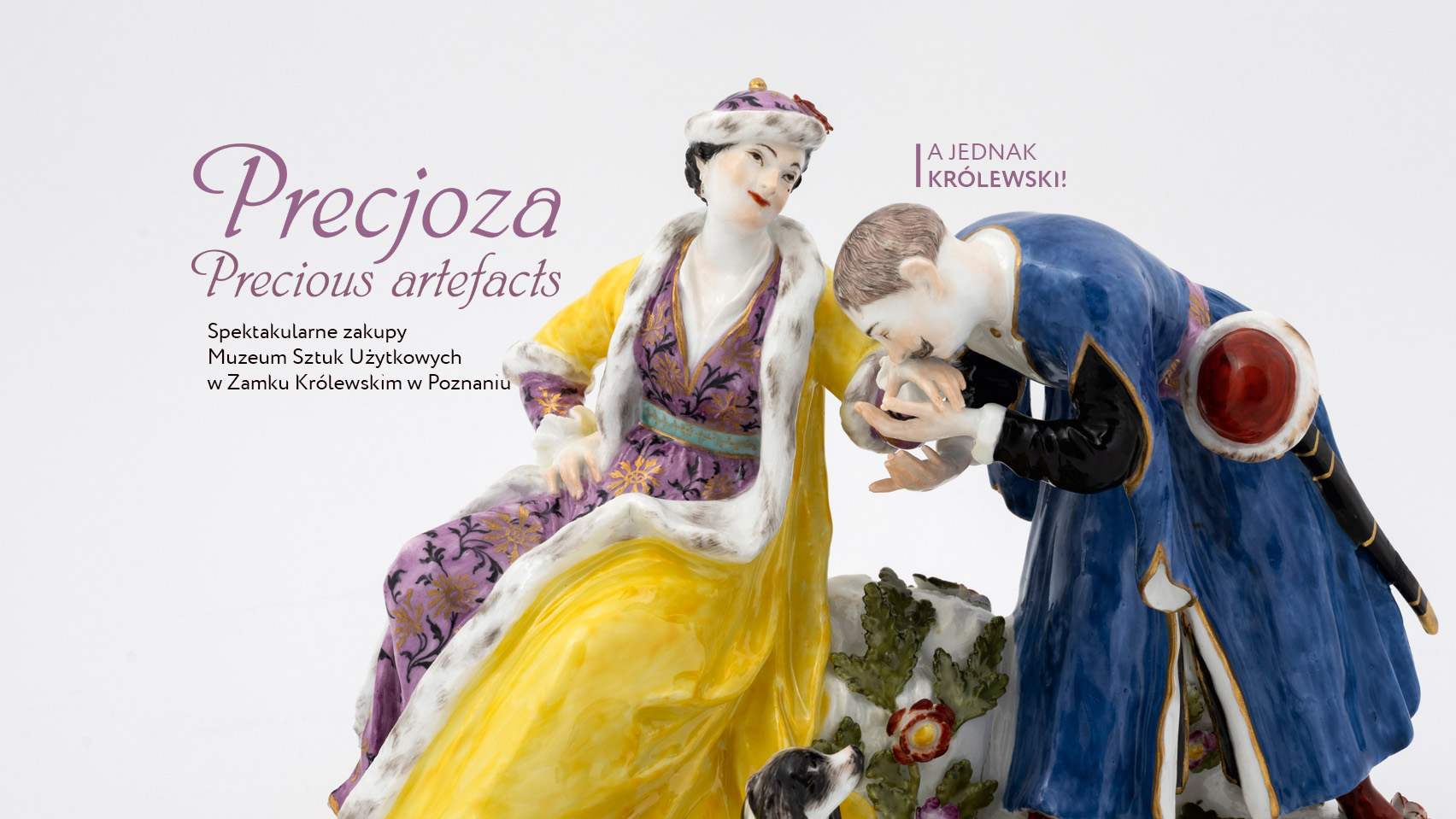 Zdjęcie figurki porcelanowej. Nad siedzącą kobietą pochyla się mężczyzna i całuje kobiecą dłoń. Po lewej napis : Precjoza. Spektakularne zakupy Muzeum Sztuk Użytkowych na Zamku Królewskim w Poznaniu