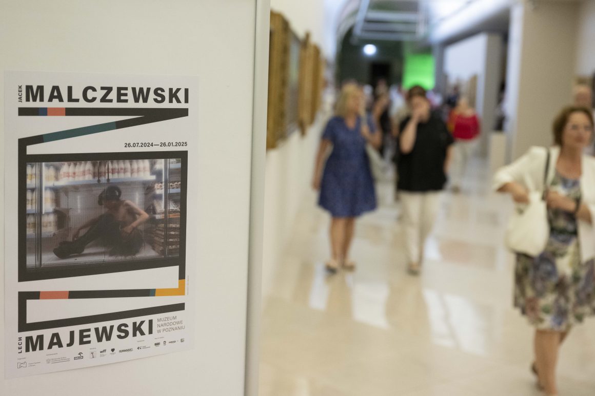 Przestrzeń wystawiennicza Galerii Sztuki Polskiej z uczestnikami wernisażu.