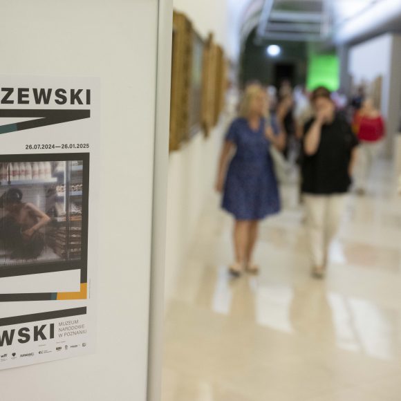 Przestrzeń wystawiennicza Galerii Sztuki Polskiej z uczestnikami wernisażu.