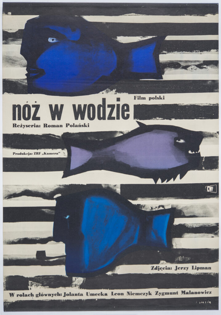 Plakat filmowy z napisem: Nóż w wodzie. Na plakacie 3 niebieskie ryby o twarzach przypominających ludzkie.