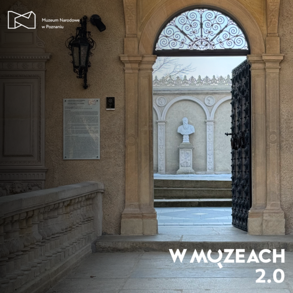 111124 Afisz z napisem: W muzeach 2.0. W tle fragment zabytkowej ściany z otwartymi drzwiami i ażurowym półkolistym świetlikiem.
