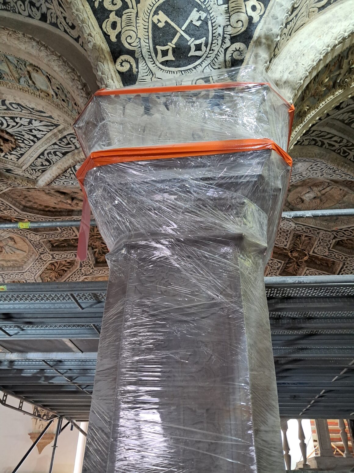 4 Fragment zabytkowej kolumny owiniętej bezbarwną folią streczową