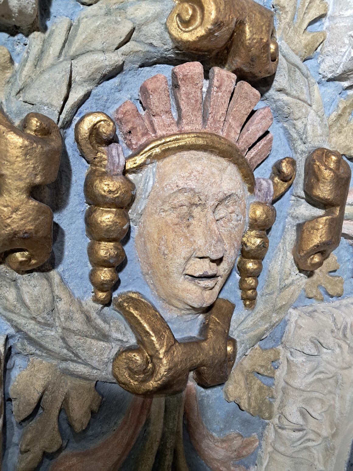 6 Fragment kamiennej dekoracji przedstawiającej głowę kobiety.