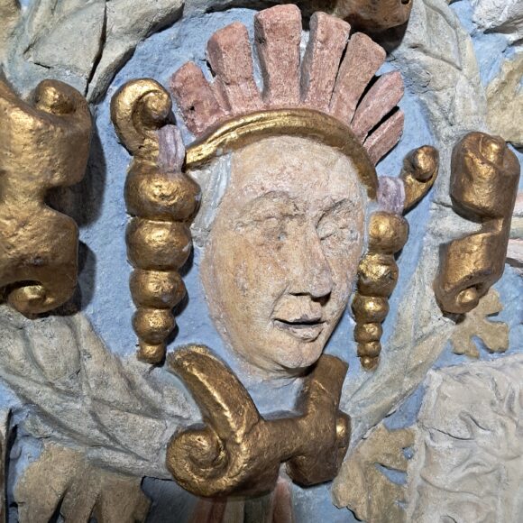 6 Fragment kamiennej dekoracji przedstawiającej głowę kobiety.