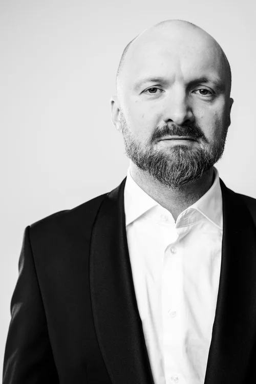 Czarno-białe zdjęcie mężczyzny z brodą.