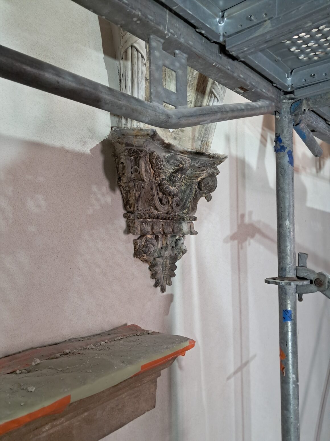 9 Fragment rusztowania i fragment zabytkowej dekoracji ściennej.