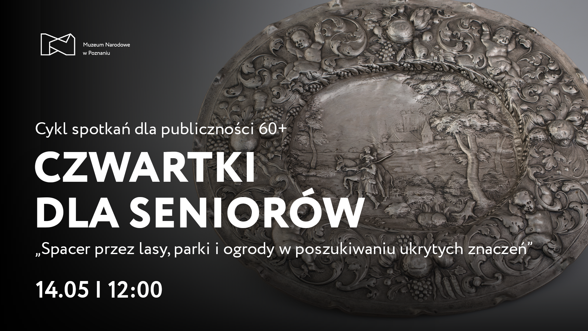 Grafika z napisem "Czwartki dla seniorów". W tle czarno-biała fotografia płaskeigo przedmiotu wykonanego z metalu.