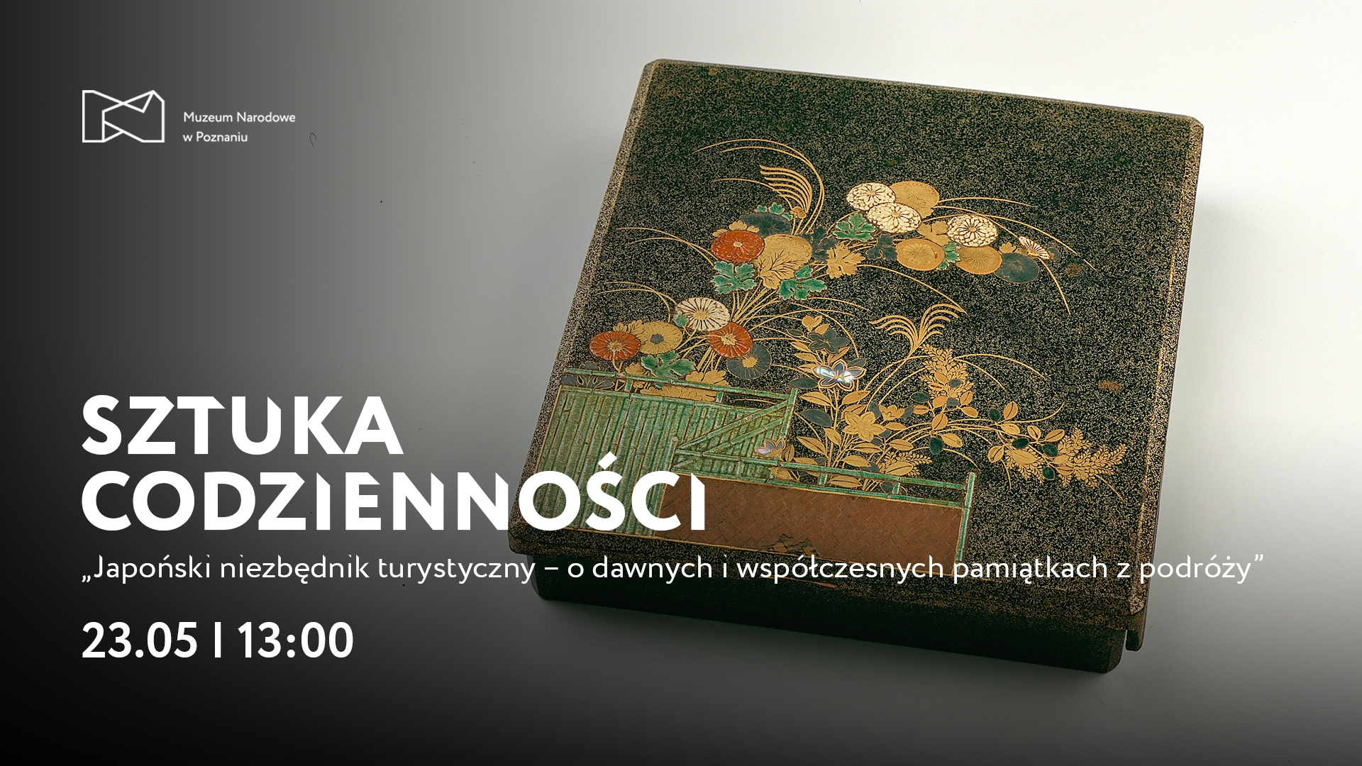 Grafika z napisem "Sztuka codzienności". W tle zdjęcie kwadratowego płaskiego przedmiotu z kwiatowym zdobieniem .