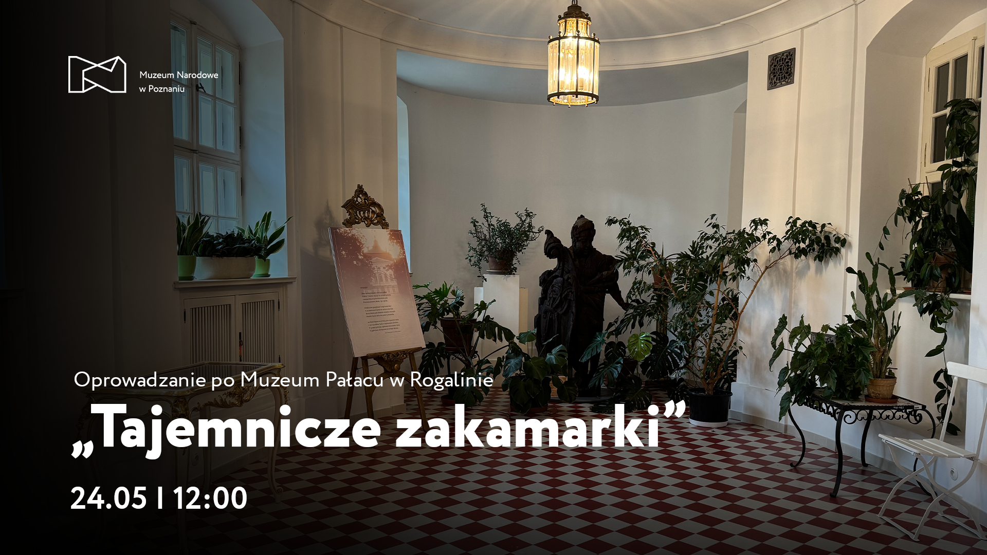 Grafika z napisem "Tajemnicze zakamarki". W tle zdjęcie pomieszczenia z szachownicową posadzka.
