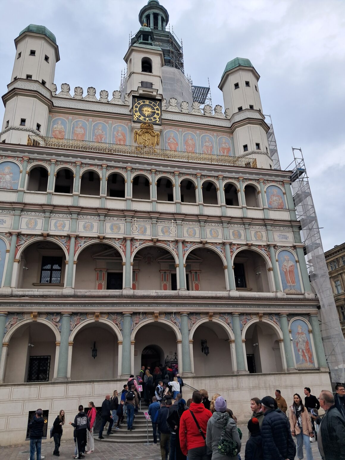 Fasada poznańskiego ratusza. Z przodu ludzie stojący w kolejce.