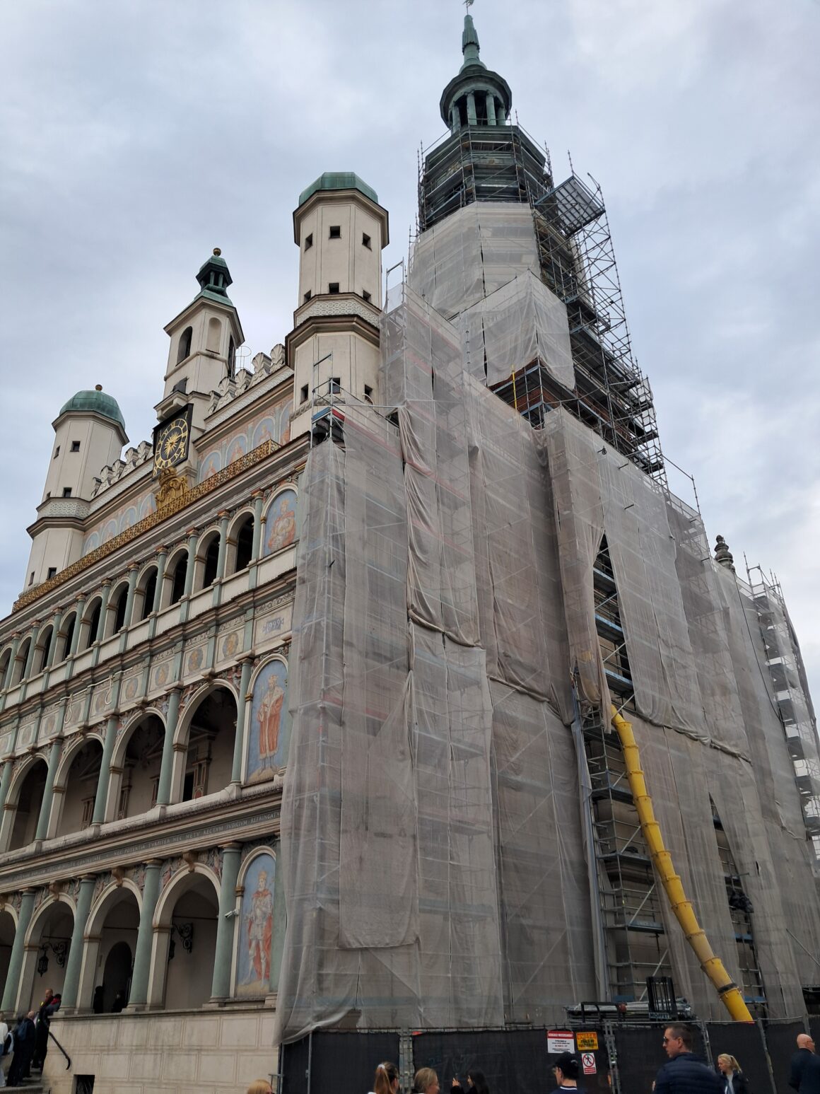 Zdjęcie poznańskiego ratusza. Na jednej ścianie rusztowania.