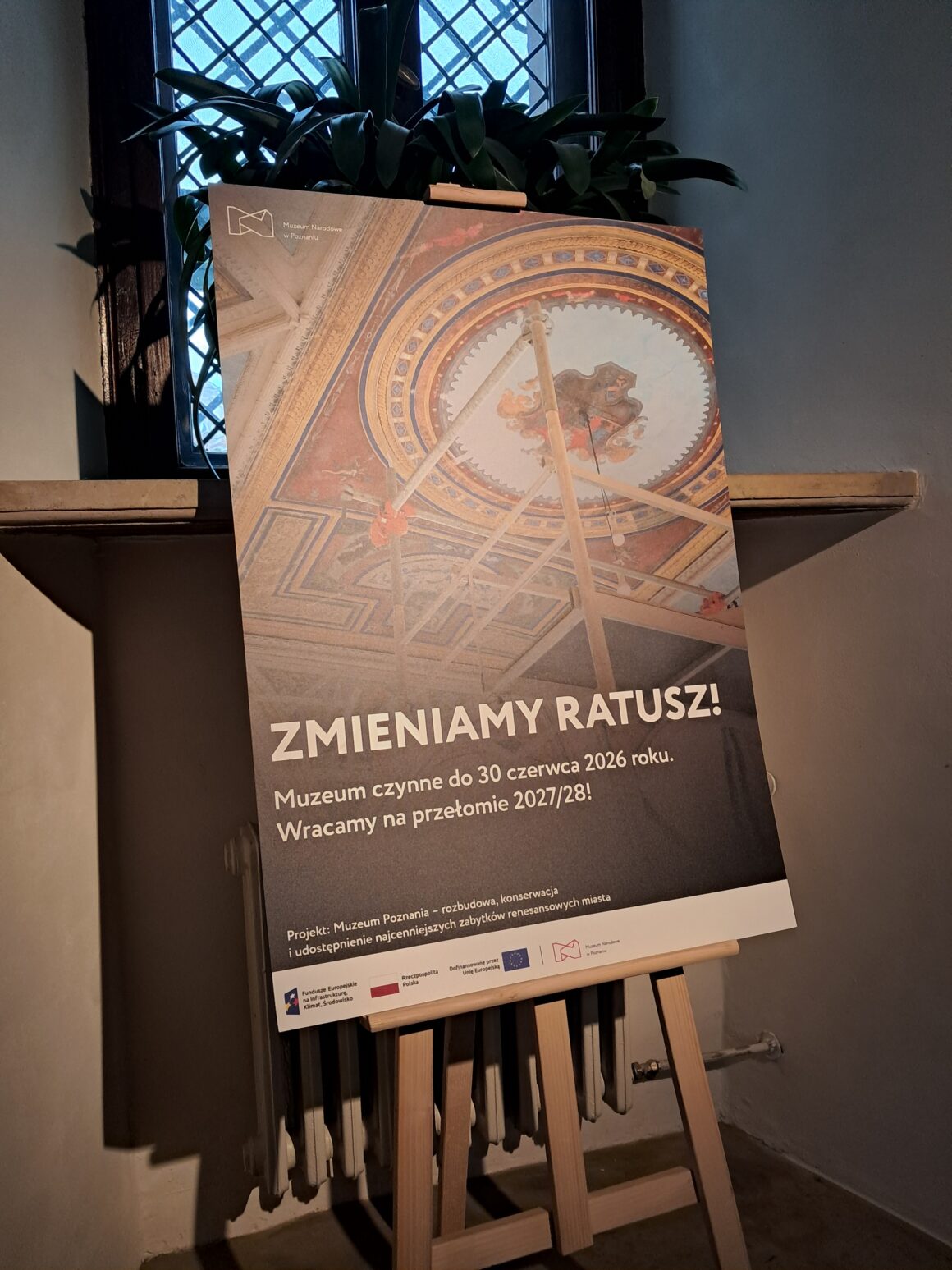 Sztaluga z dużym plakatem. Na plakacie napis: Zmieniamy Ratusz!