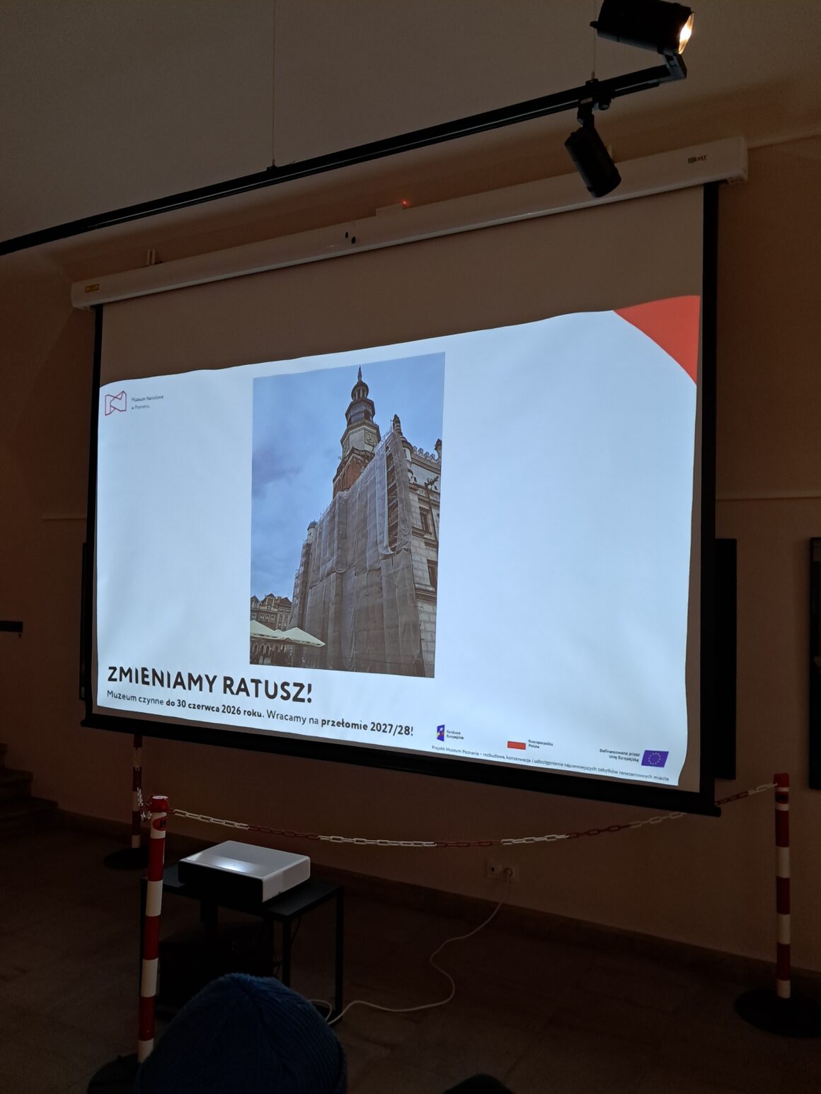 Ekran z wyświetlonym zdjęciem i napisem: Zmieniamy Ratusz!