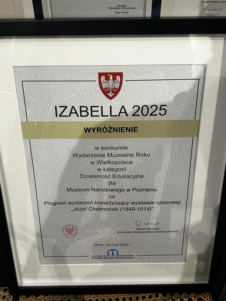 Dyplom oprawiony w czarną ramę. Na dyplomie napis: Izabella 2025. Wyróżnienie.