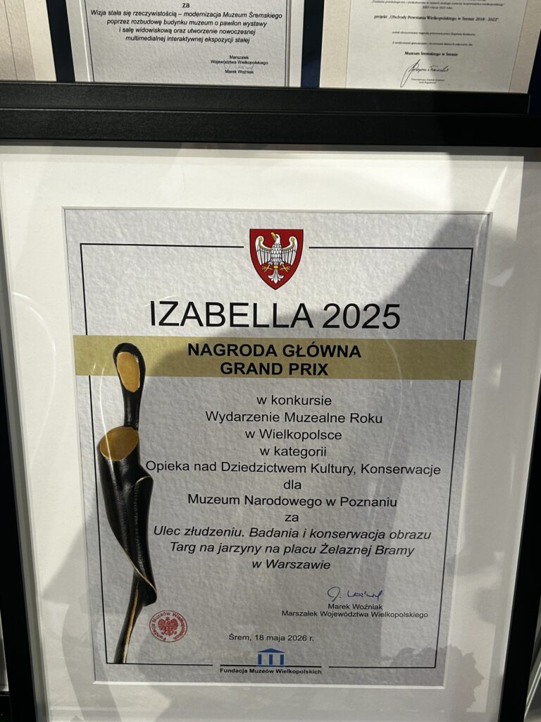 Dyplom oprawiony w czarną ramę. Na dyplomie napis: Izabella 2025. Nagroda główna. Grand Prix.
