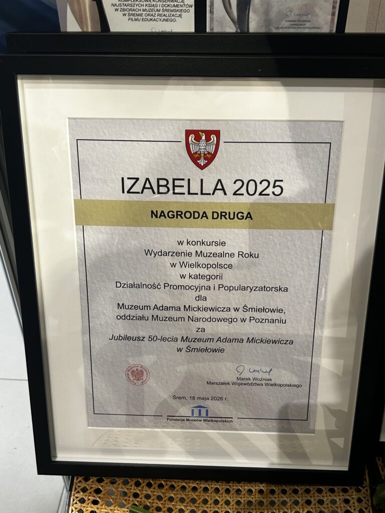 Dyplom oprawiony w czarną ramę. Na dyplomie napis: Izabella 2025. Nagroda druga.