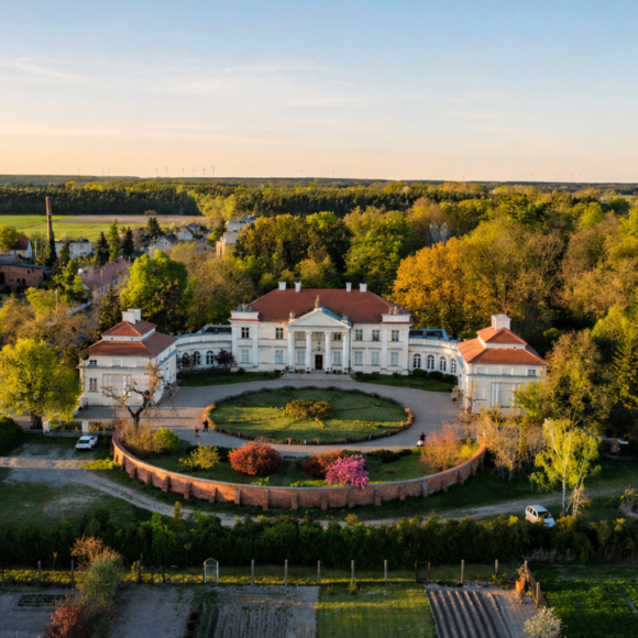 Śmiełów 2026 Budynek pałacowy ujęty z loty ptaka otoczony przez park.