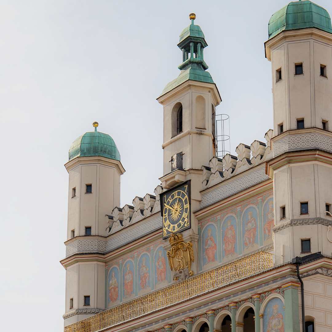 Górna część elewacji Ratusza w Poznaniu z trzema wieżami.