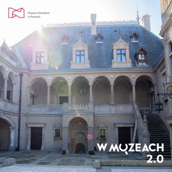 FERC kafelek2 Afisz z napisem: W muzach 2.0.W tle zdjęcie dziedzińca Zamku w Gołuchowie.