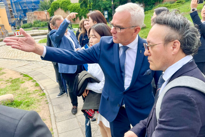 Plener. Okolice Zamku Przemysła w Poznaniu. Na pierwszym planie Dyrektor Muzeum Narodowego w Poznaniu Tomasz Łęcki i dyrektor powstającego muzeum w Korei Południowej Voc Sou Kim