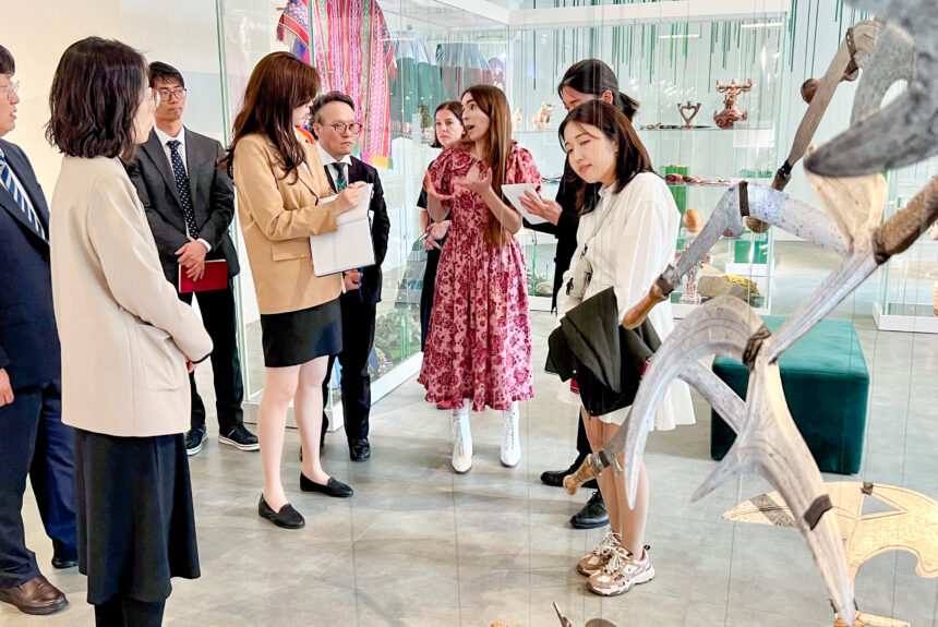 Wnętrze Muzeum Kultur Świata. Koreańska Delegacja zapoznaje się z wystawą.