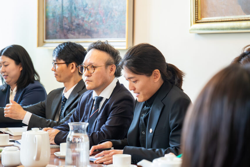 Wnętrze gabinetu dyrektora MNP. Przy stole siedzi kilka osób z koreańskiej delegacji.