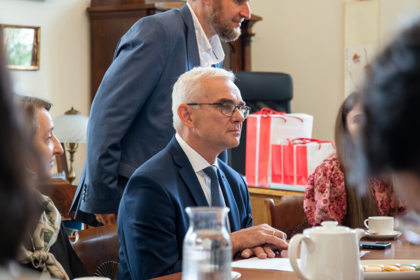 Gabinet dyrektora Muzeum Narodowego w Poznaniu. Przy stole siedzi dyrektor Tomasz Łęcki.