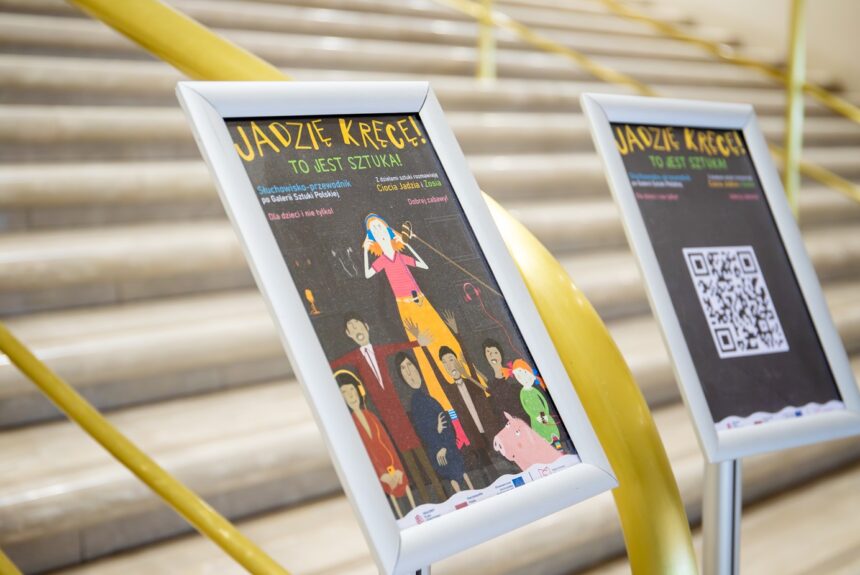 Dwa potykacze z plakatami z napisem: Jadzię kręcę. To jest sztuka.
