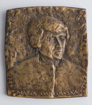 Medal o kształcie zbliżonym do kwadratu. Na medalu portret kobiety. napis: Maria Dąbrowska.
