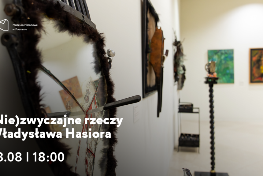 Afisz z napisem: (Nie)zwykłe rzeczy Władysława Hasiora, 28 sierpnia godzina 18.00. W tle fragment jasnego pomieszczenia z dziełami sztuki umieszczonymi na ścianach i podłodze.