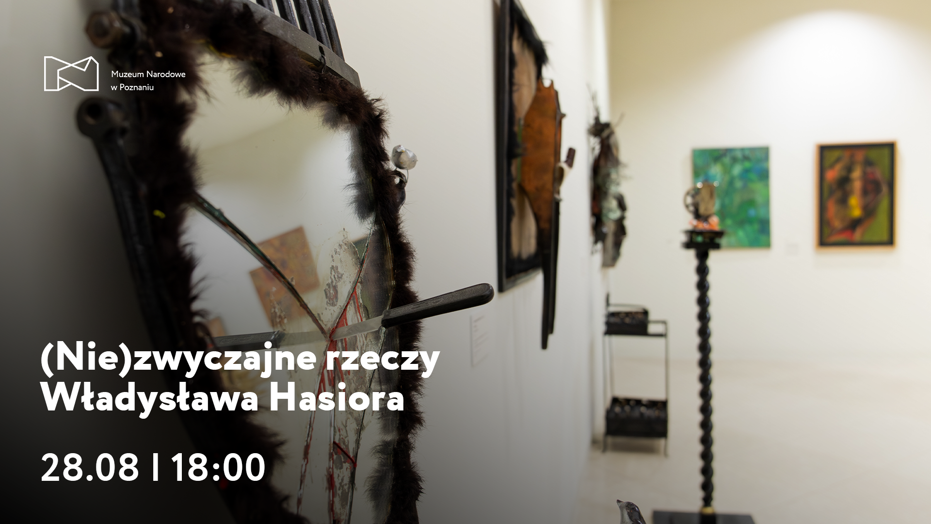 Afisz z napisem: (Nie)zwykłe rzeczy Władysława Hasiora, 28 sierpnia godzina 18.00. W tle fragment jasnego pomieszczenia z dziełami sztuki umieszczonymi na ścianach i podłodze.