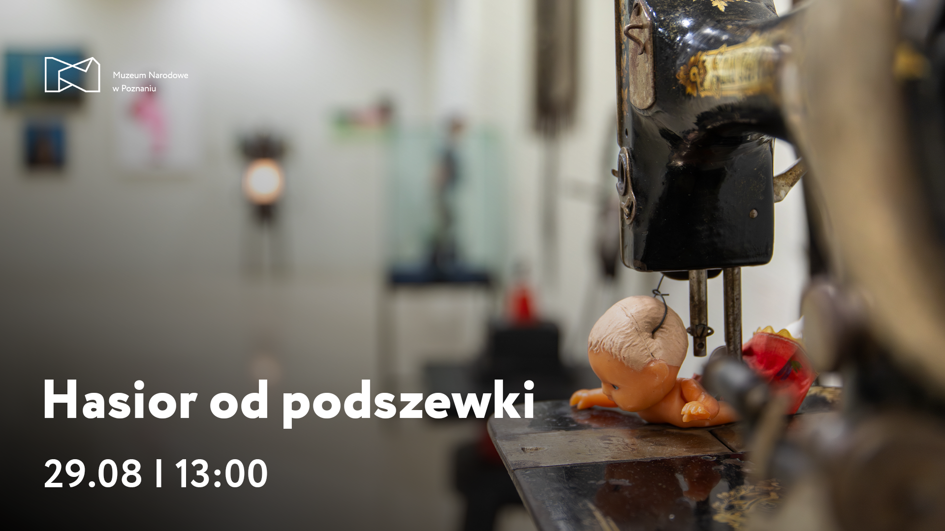 Afisz z napisem: Hasior od podszewki, 29 sierpnia godzina 13:00. W tle zdjęcie fragmentu instalacji ze starą maszyną do szycia i małą gumową lalką.