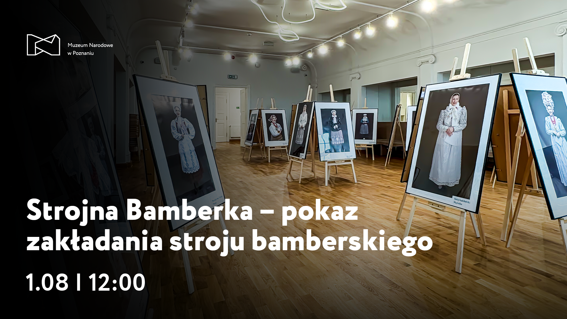Afisz z napisem: Strojna Bamberka - pokaz zakładania stroju bamberskiego. 1 sierpnia godzina 12:00. W tle zdjęcie dużego pomieszczenia z ustawionymi na środku dużymi zdjęciami na sztalugach.