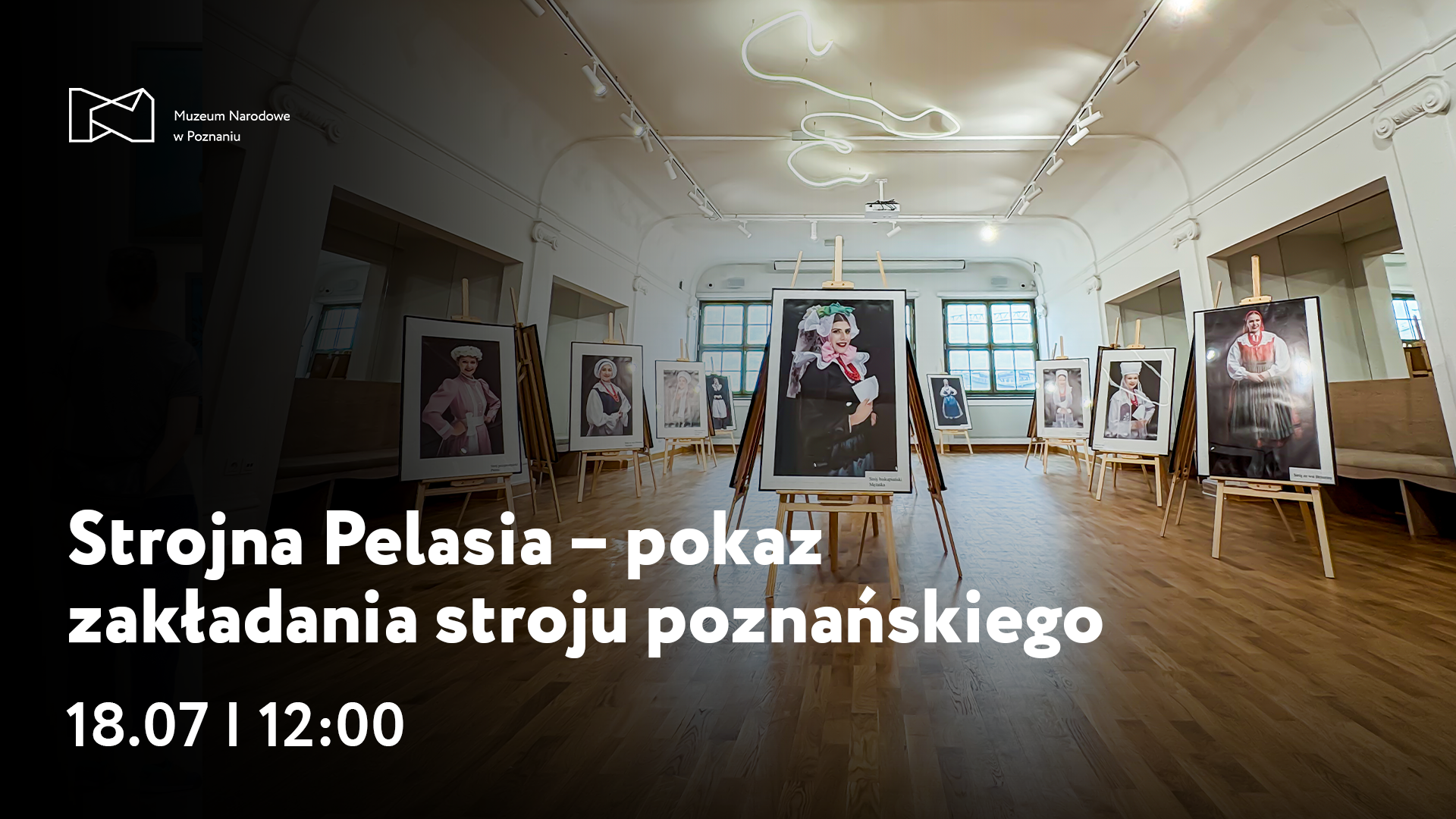 Afisz z napisem: Strojna Pelasie - pokaz zakładania stroju poznańskiego, 18 lipca godzina 12:00. W tle zdjęcie dużego pomieszczenia z ustawionymi na środku dużymi zdjęciami na sztalugach.