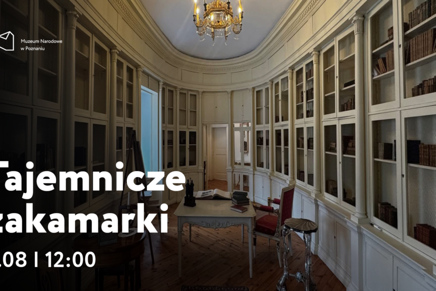 Afisz z napisem: Tajemnicze zakamarki, 9 sierpnia godzina 12:00. W tle zdjęcie zabytkowego pomieszczenia z białymi regałami na książki. Na środku pomieszczenia stół z fotelem.