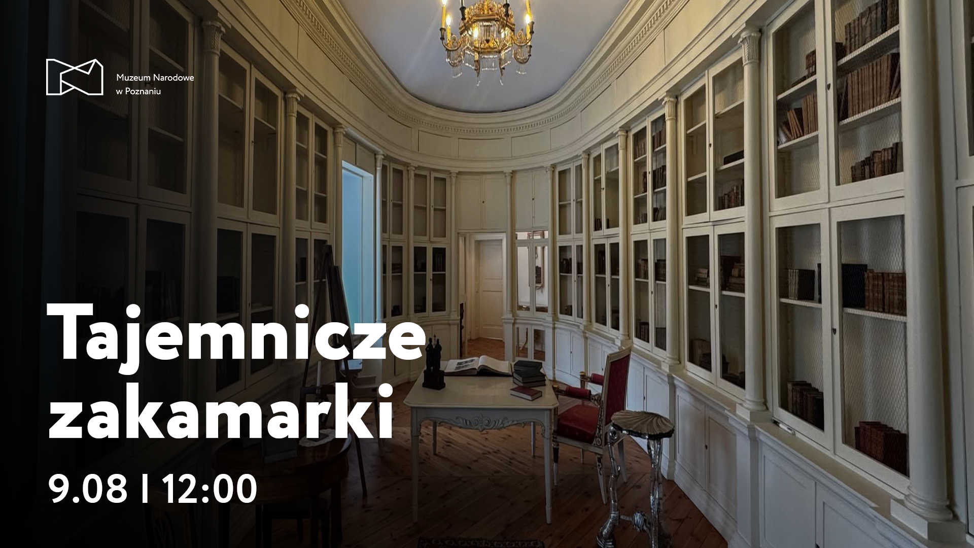 Afisz z napisem: Tajemnicze zakamarki, 9 sierpnia godzina 12:00. W tle zdjęcie zabytkowego pomieszczenia z białymi regałami na książki. Na środku pomieszczenia stół z fotelem.