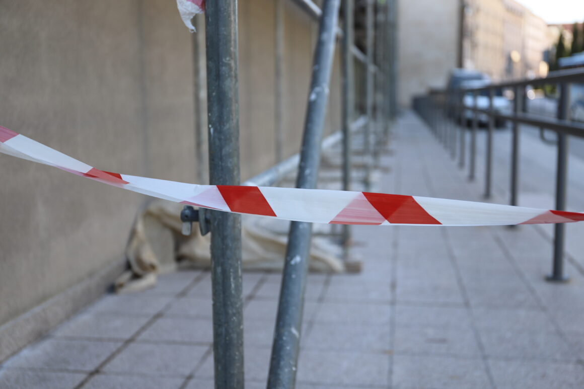 Brak przejścia_aktualność Brak dostępności podjazdu do Galerii Malarstwa i Rzeźby